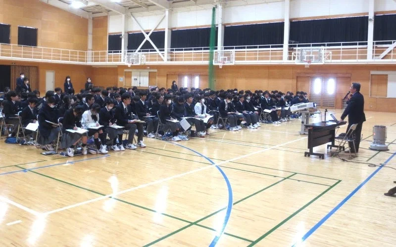 講演を聞く生徒たち