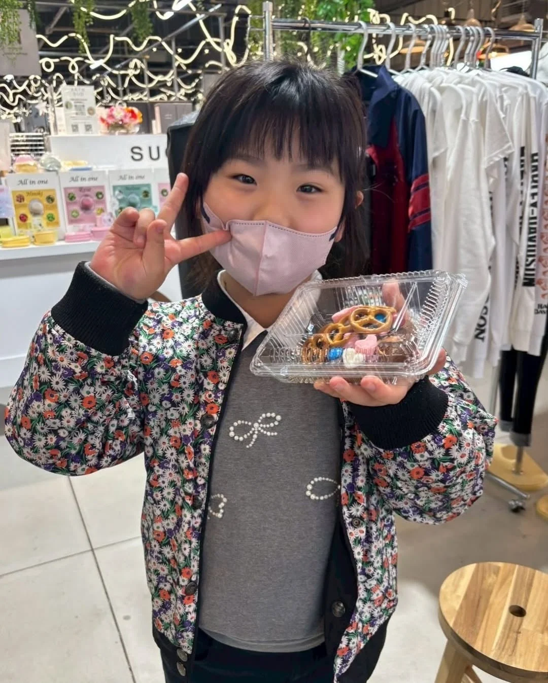 女の子がお菓子を持っている