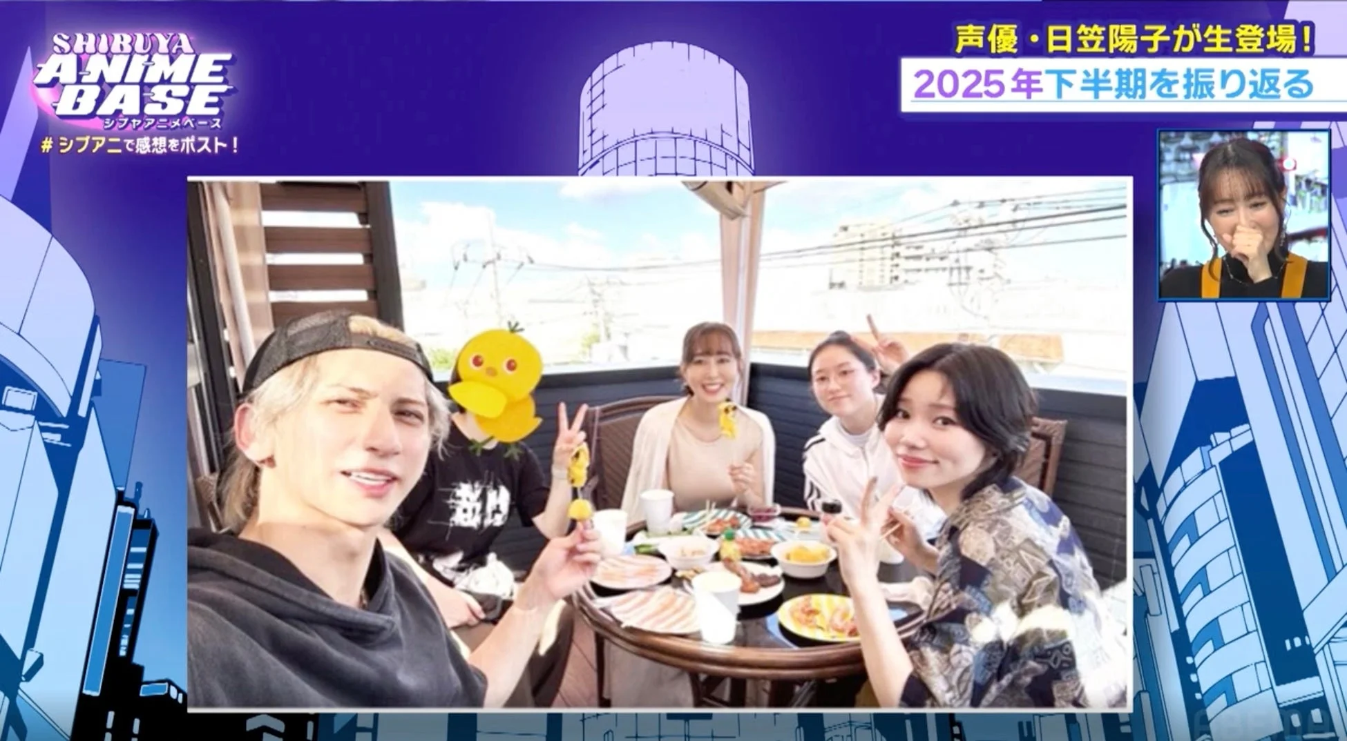 屋外で食事を楽しむ人々