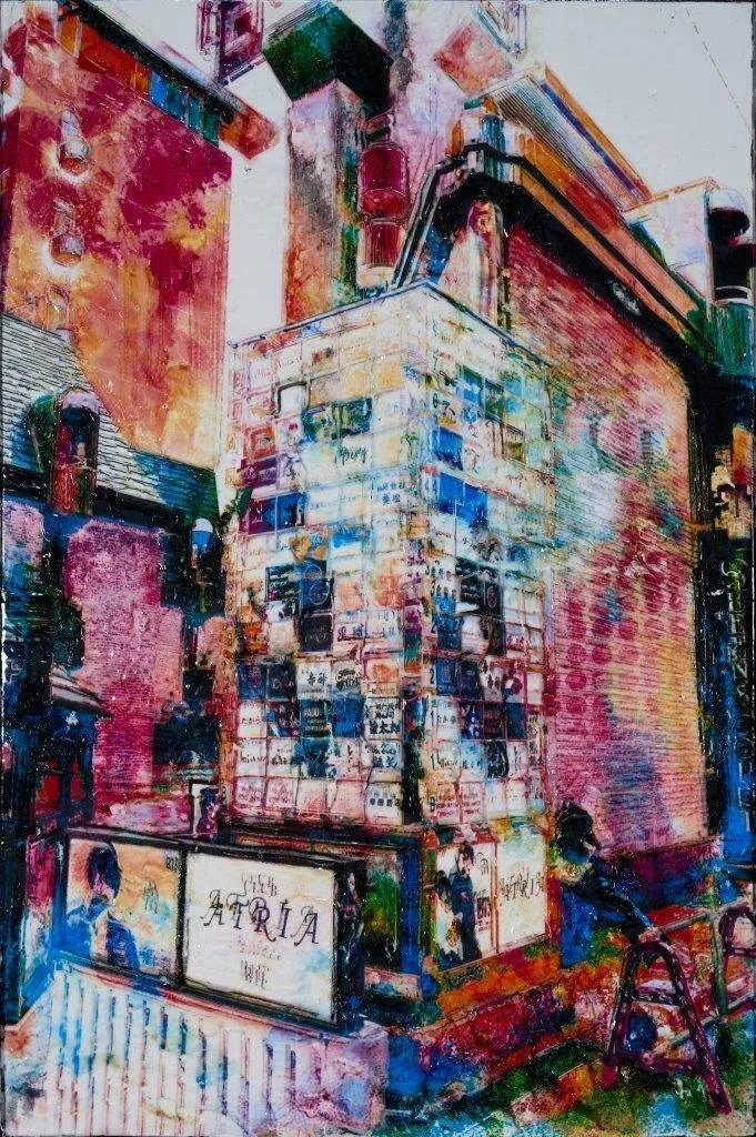 カラフルな看板や広告で覆われた建物が立ち並ぶ都市の情景を描いた抽象画