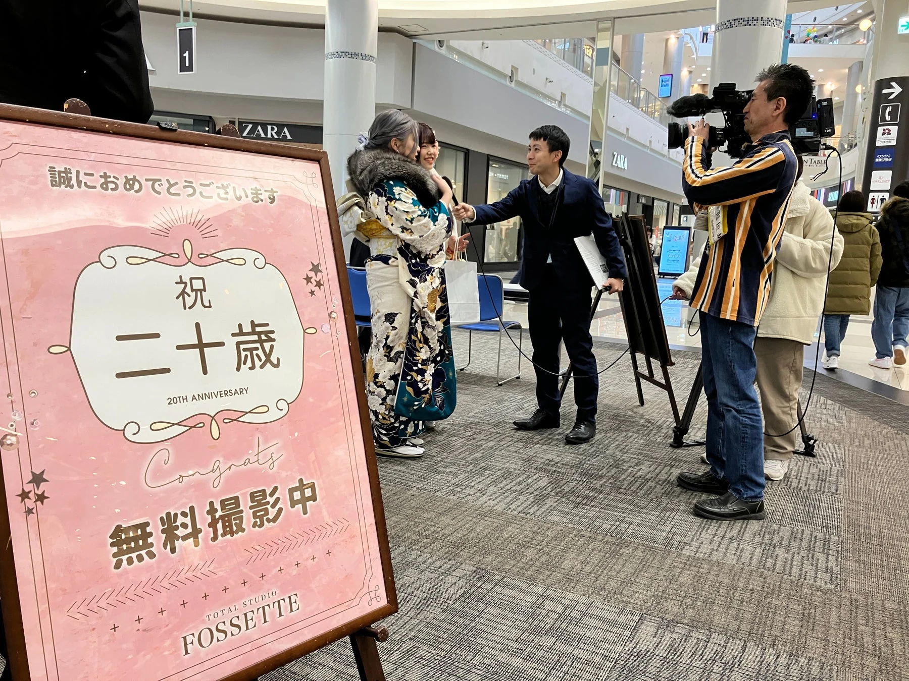 振袖姿の女性がインタビューを受けている様子