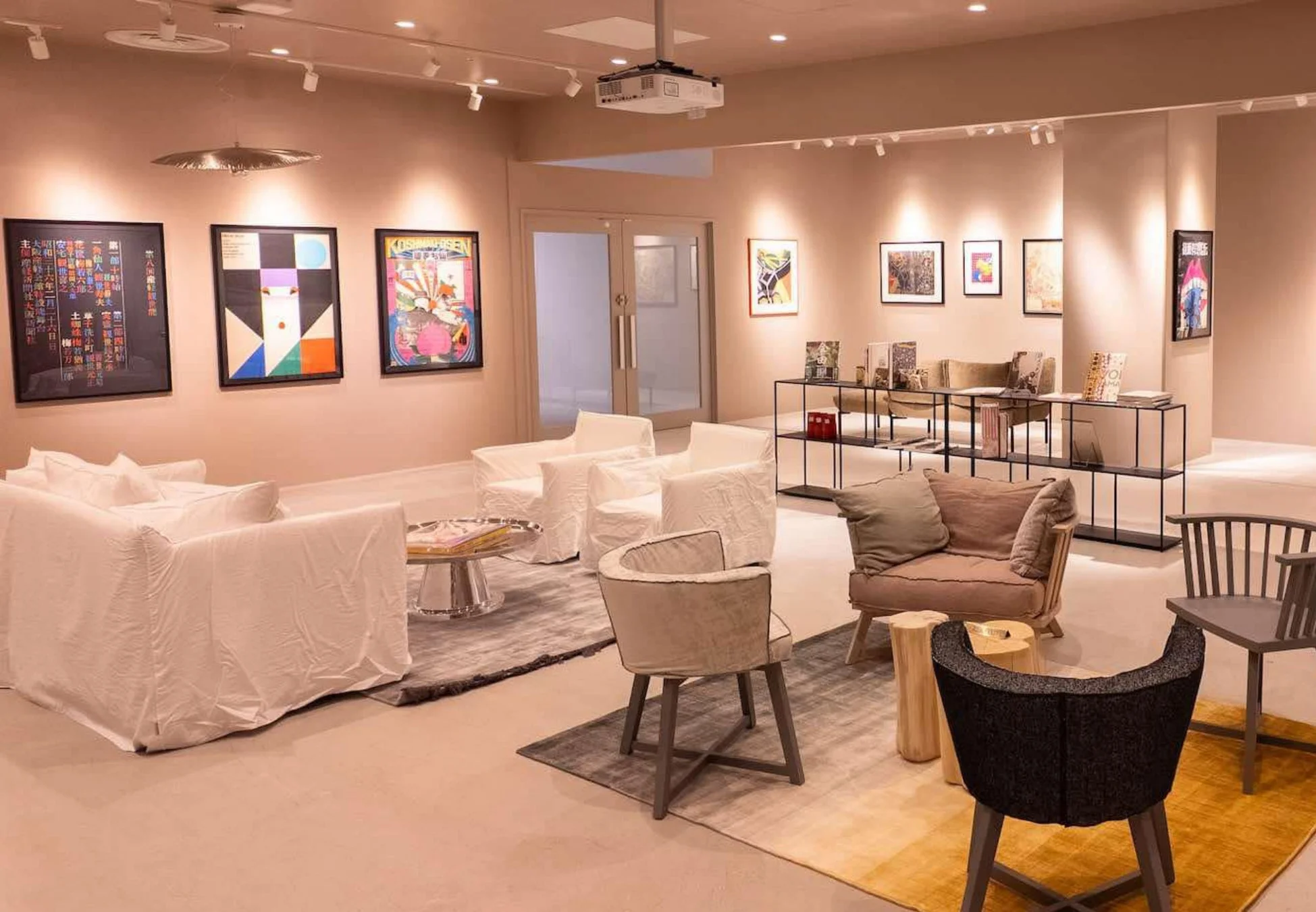 モダンなラウンジスペース