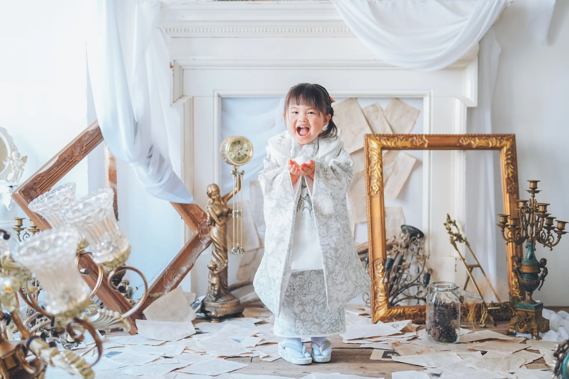 着物姿で笑顔を見せる女の子