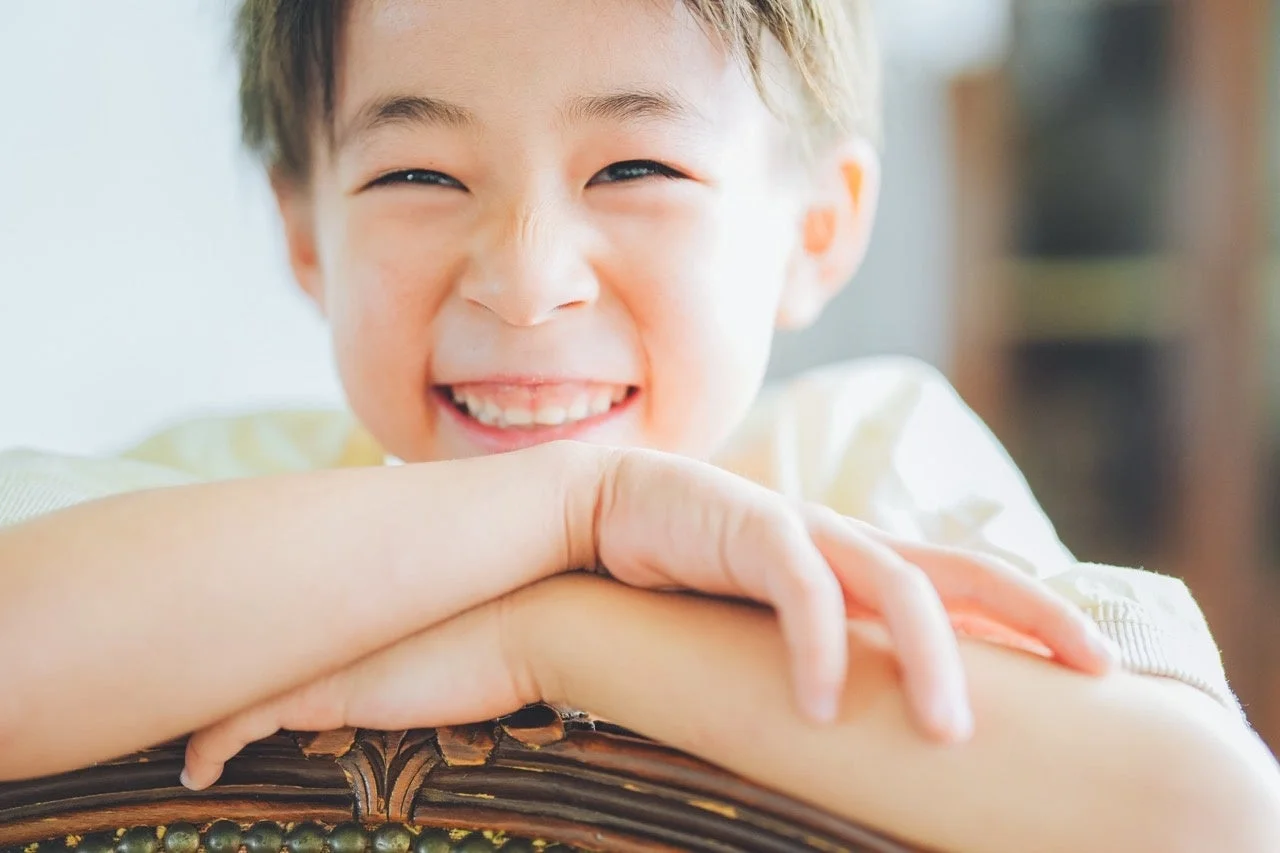 満面の笑顔を見せる男の子