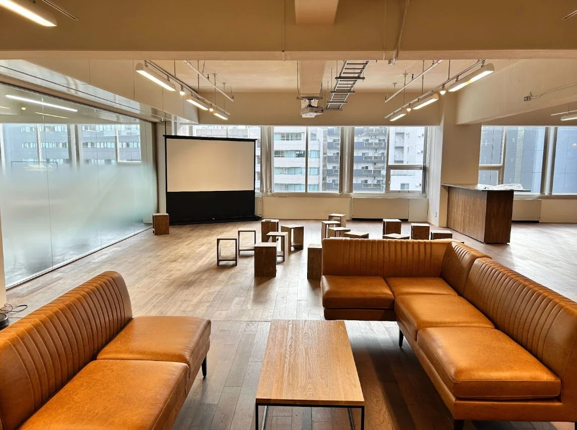 イベントスペースのようなオフィス風景