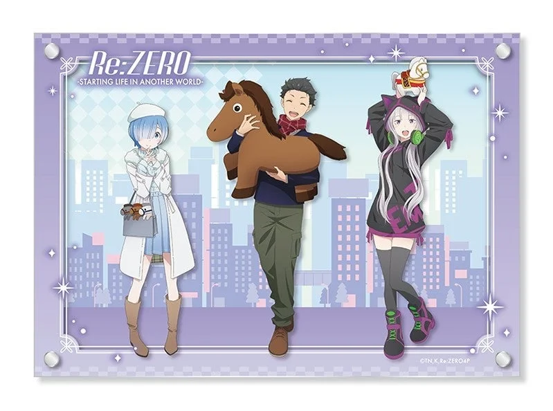 「Re:ゼロから始める異世界生活」のキャラクター、レム、スバル、エキドナが現代風のカジュアルな服装で描かれたイラストです。スバルは馬のぬいぐるみを抱え、レムはテディベアの付いたバッグを持ち、エキドナは木馬を頭に乗せており、都市の背景が特徴的です。
