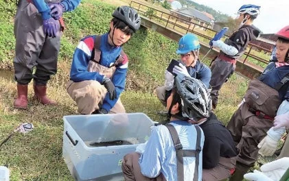 川辺で環境学習に取り組む人々