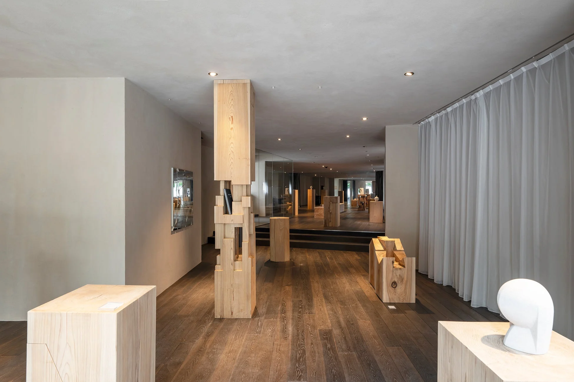 木材を基調としたモダンな空間