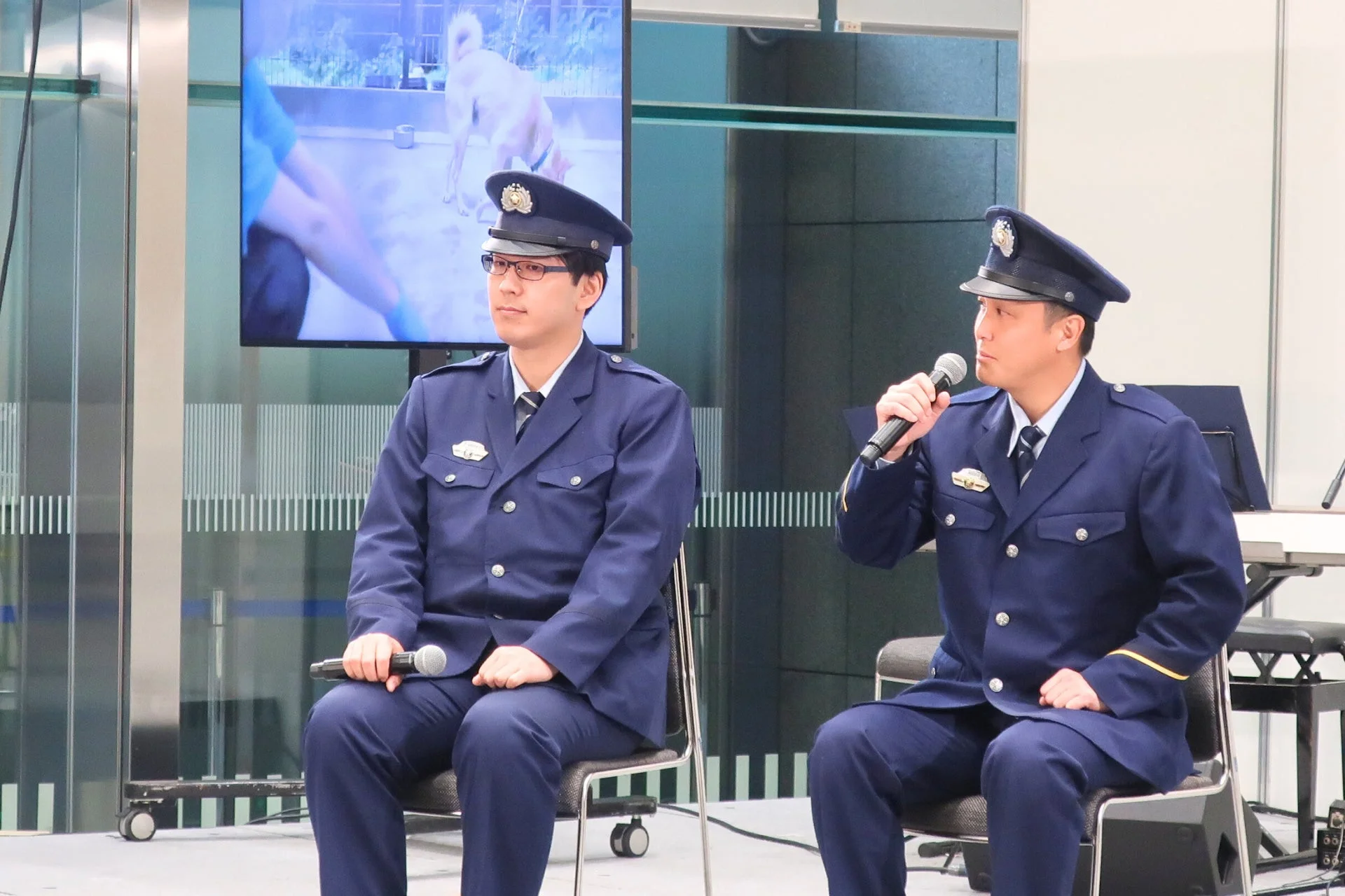 ステージで語る刑務官ら