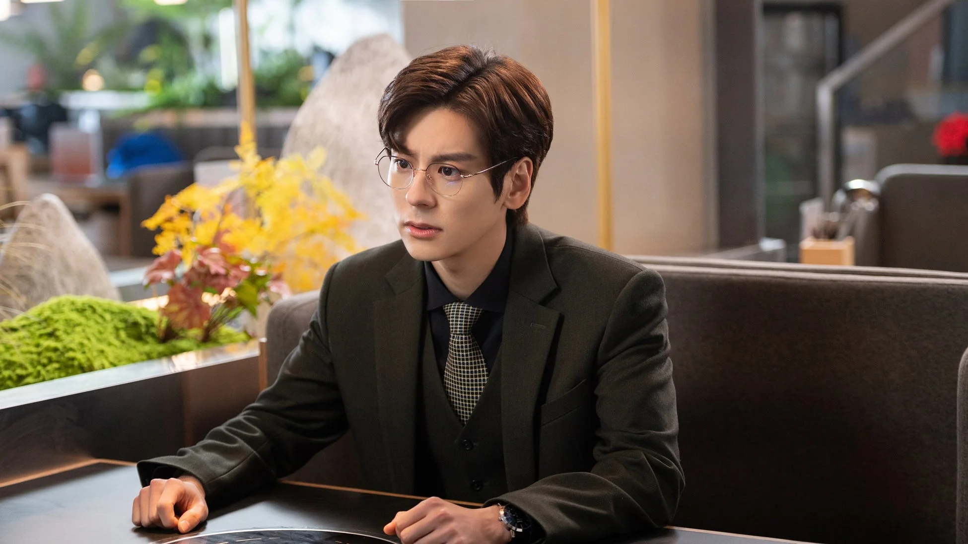 スーツ姿のウェイ・ジャーミン