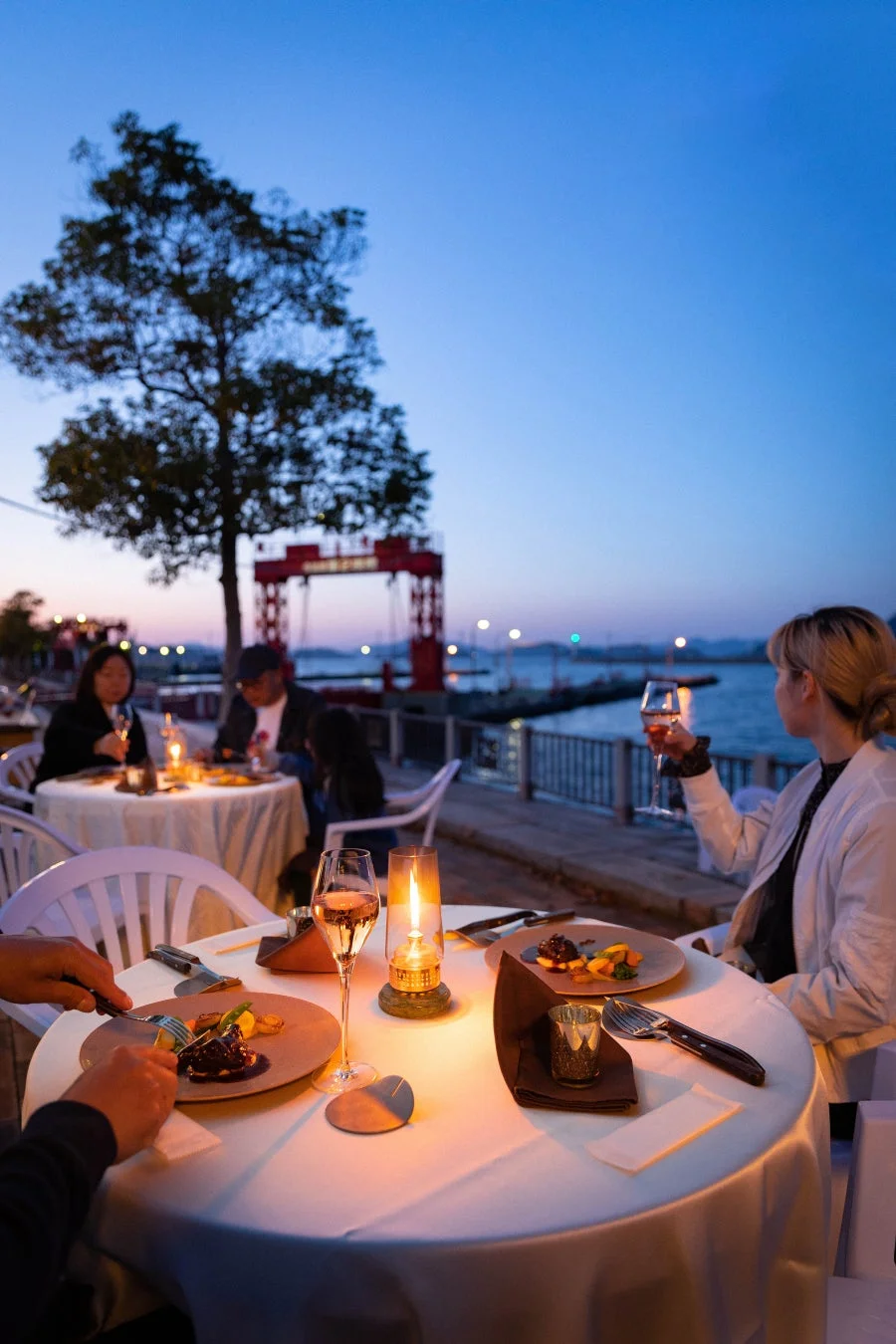 夕暮れの「バルシェ」風景