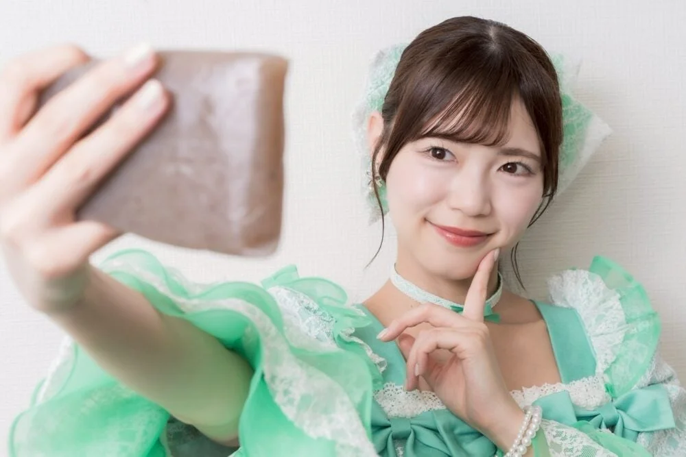 こんにゃくで自撮りをするアイドル