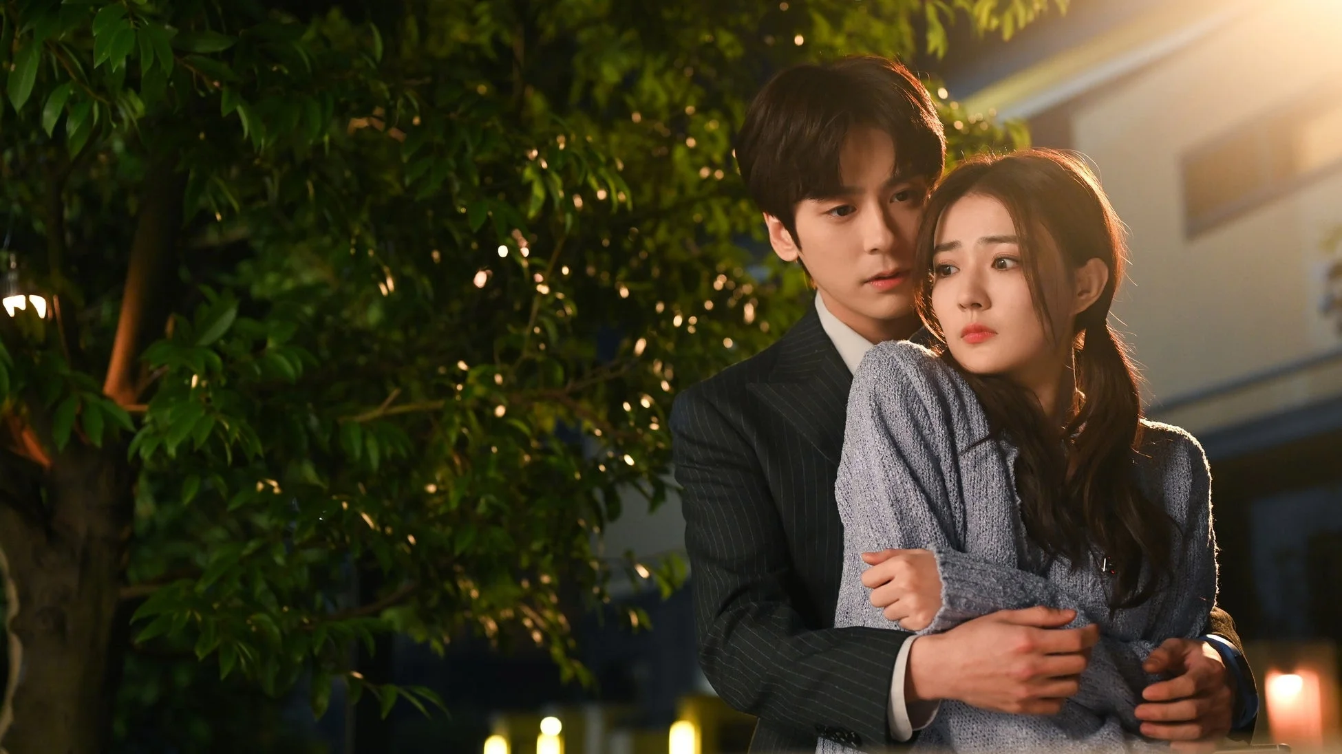 夜景の中で抱擁するカップル