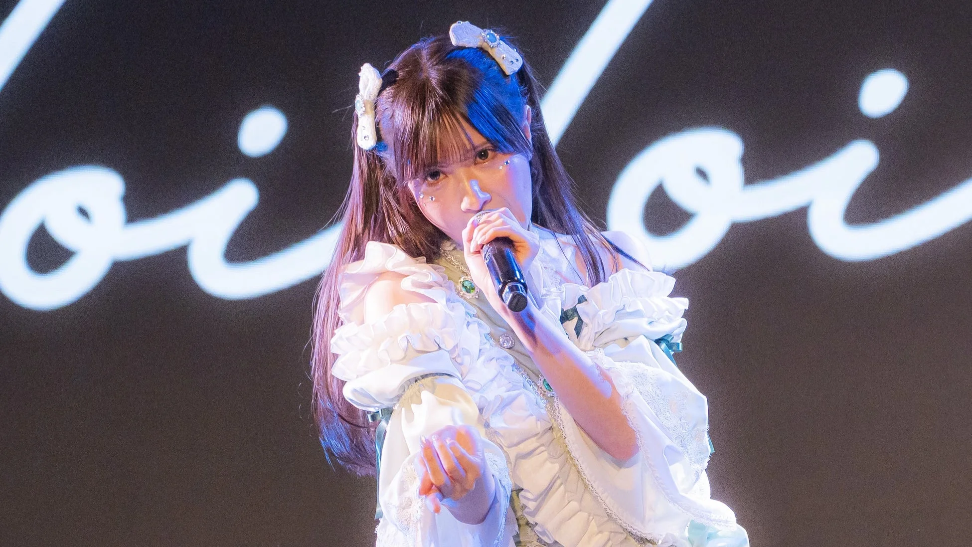 ステージで歌唱するToi Toi Toiのメンバー