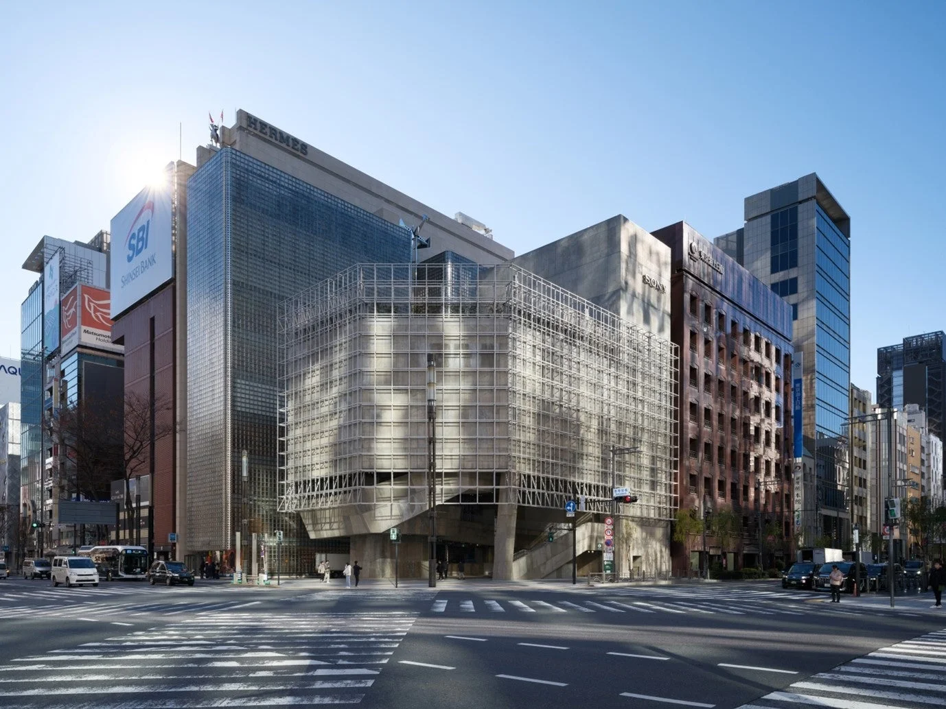 晴れた日の都市の交差点と近代的なビル群の風景