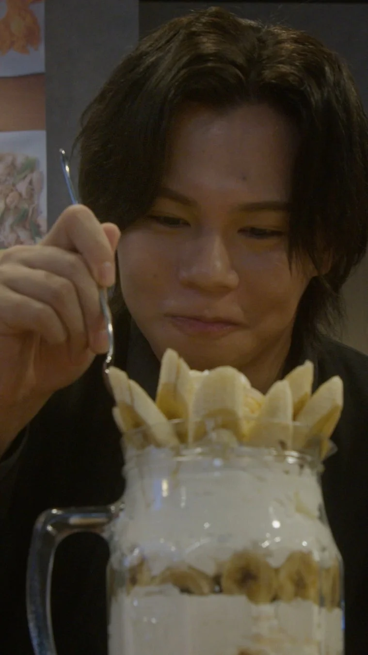 パフェを食べる小笠原海さん