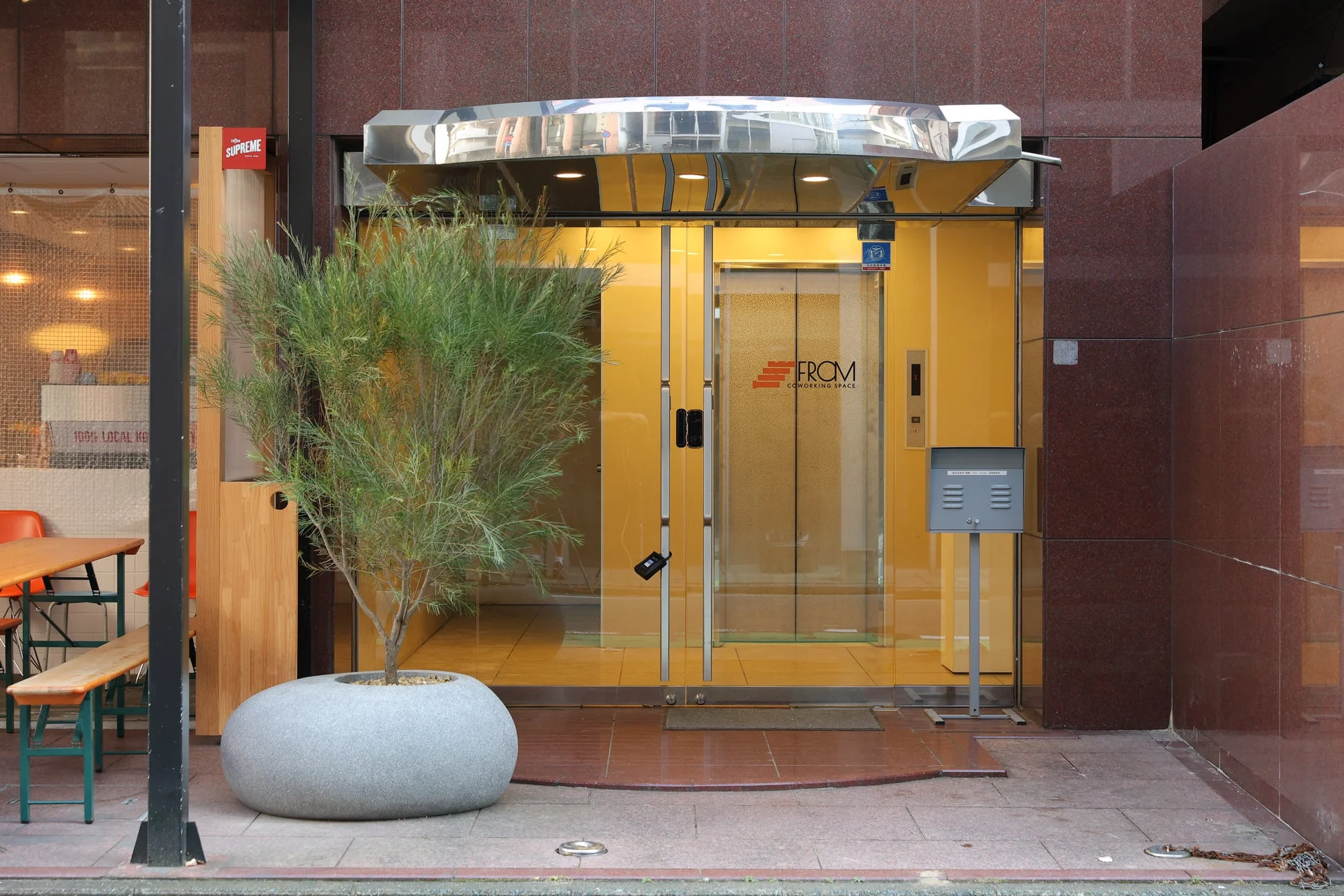 the from 赤坂駅前店の外観