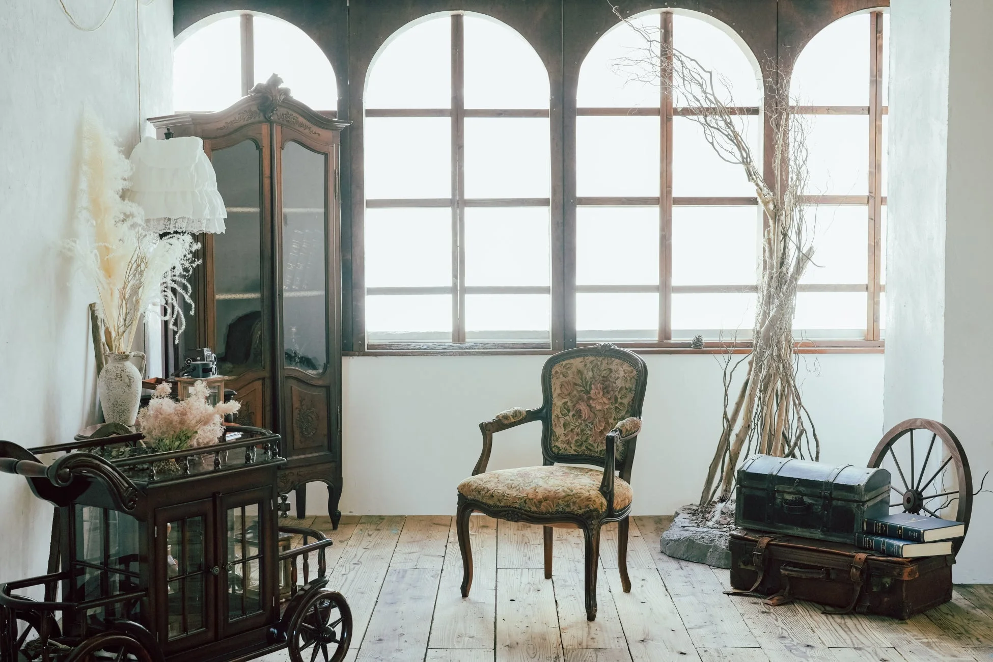 アンティーク家具と自然光が美しいスタジオ内装