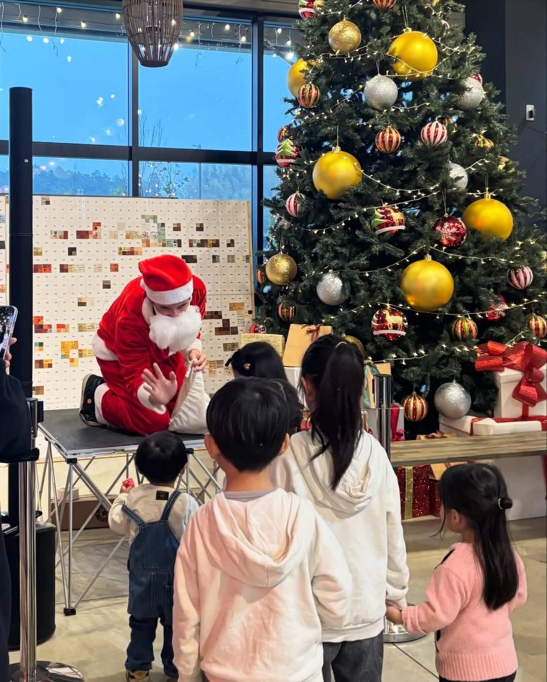 サンタと子供たち