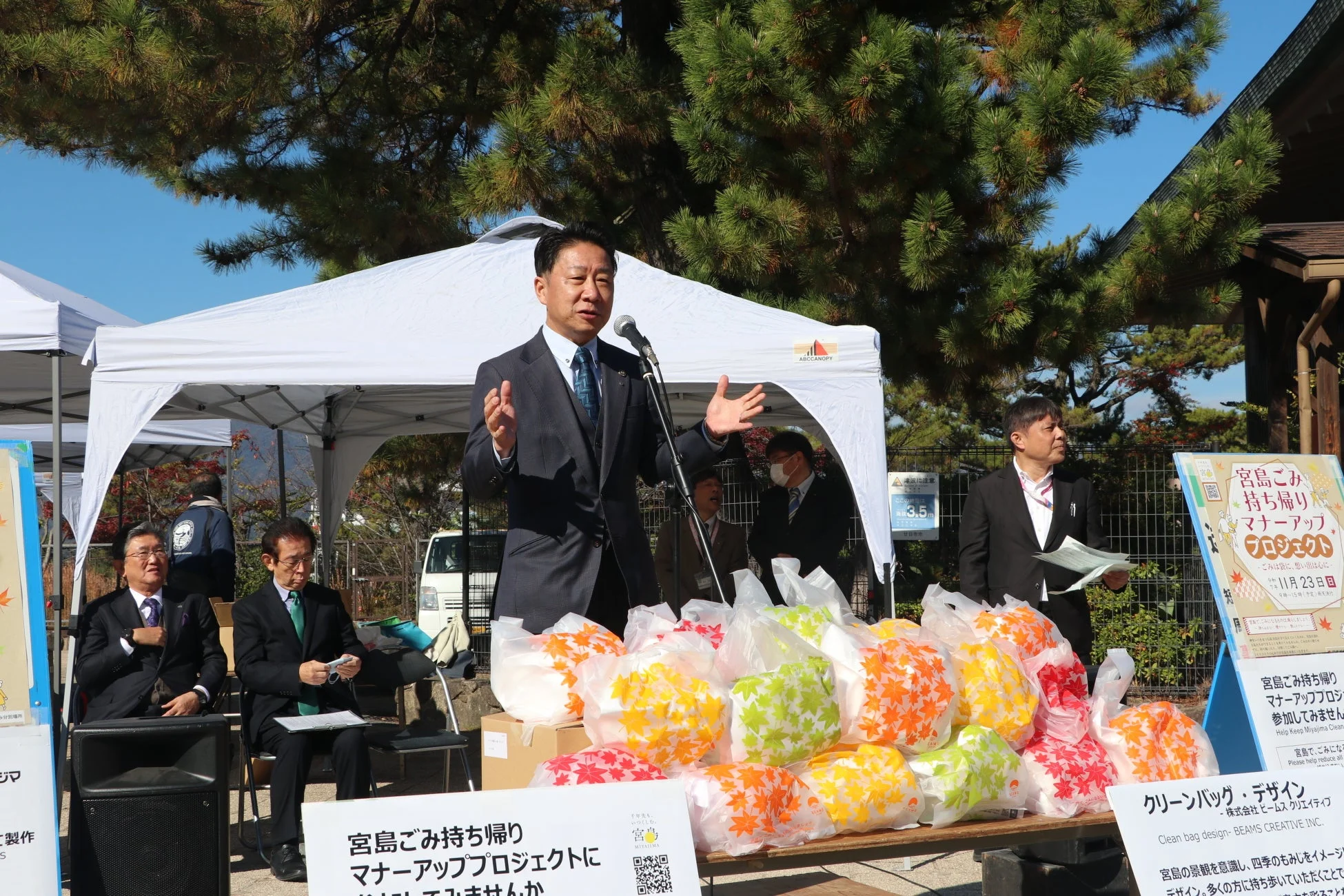 宮島ごみ持ち帰りマナーアッププロジェクトのイベントでスピーチする男性
