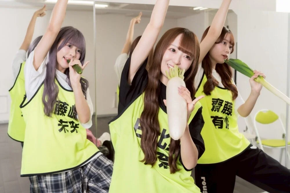 思い思いのダミーマイクを使って練習するアイドル