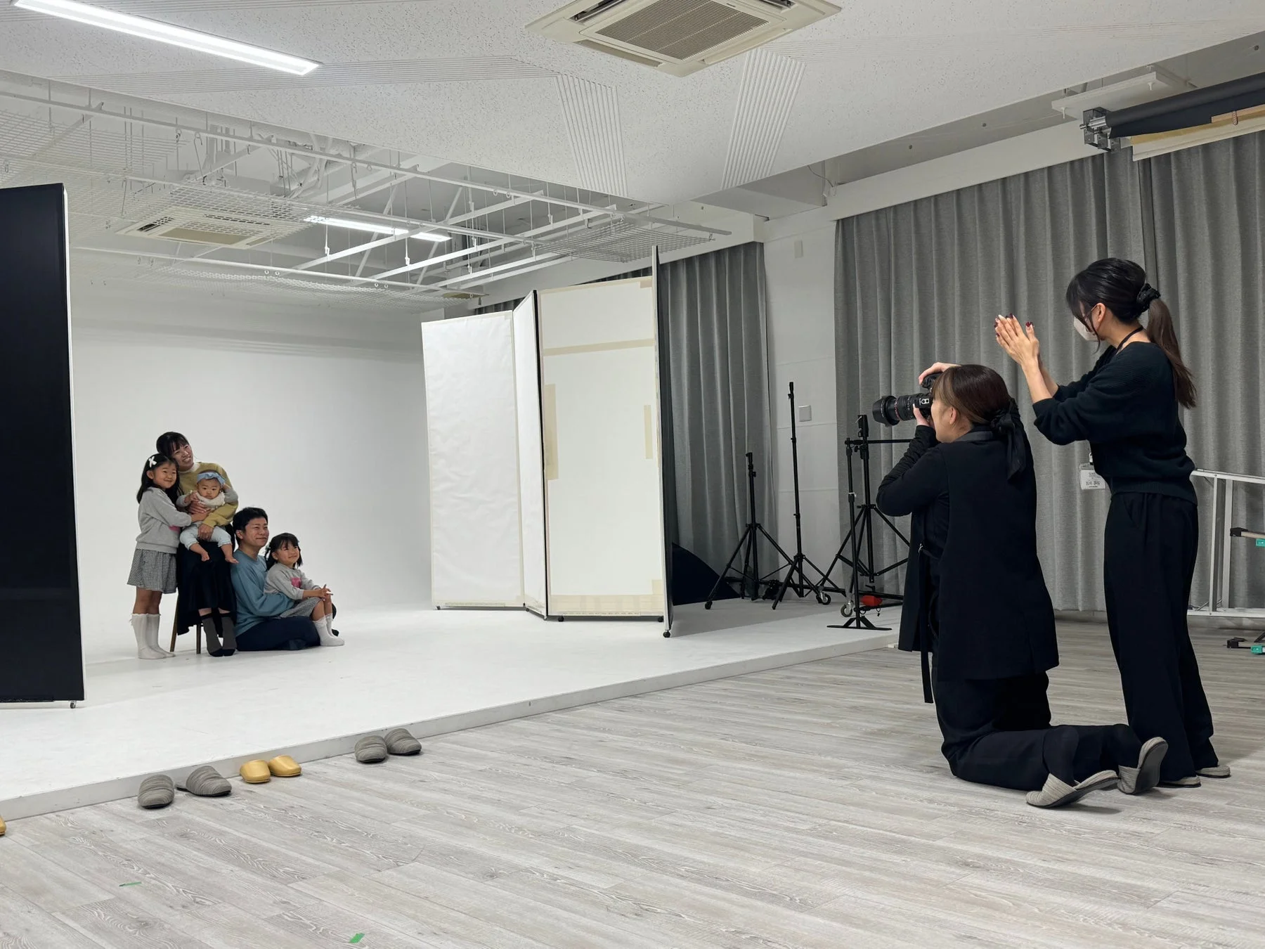 プロのフォトスタジオで家族写真の撮影