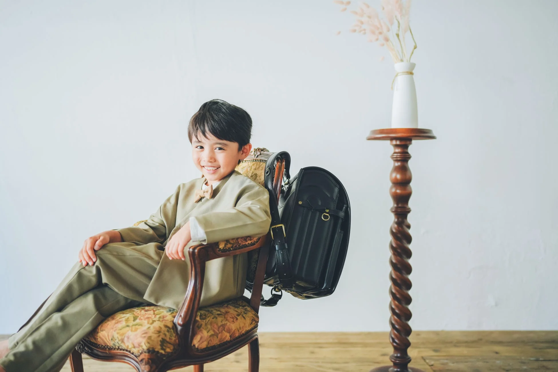 笑顔でランドセルと写る男の子