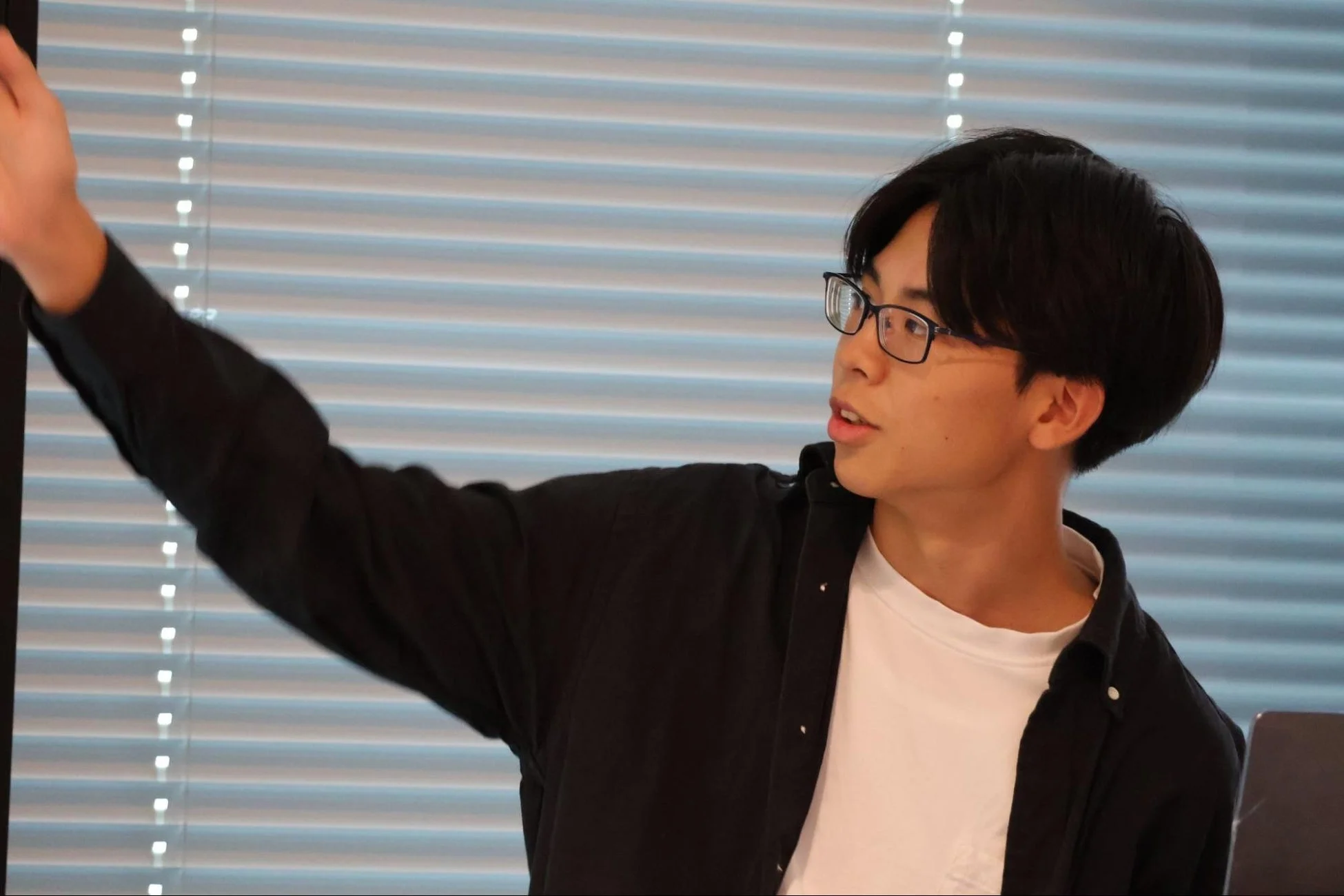 男性が話している様子