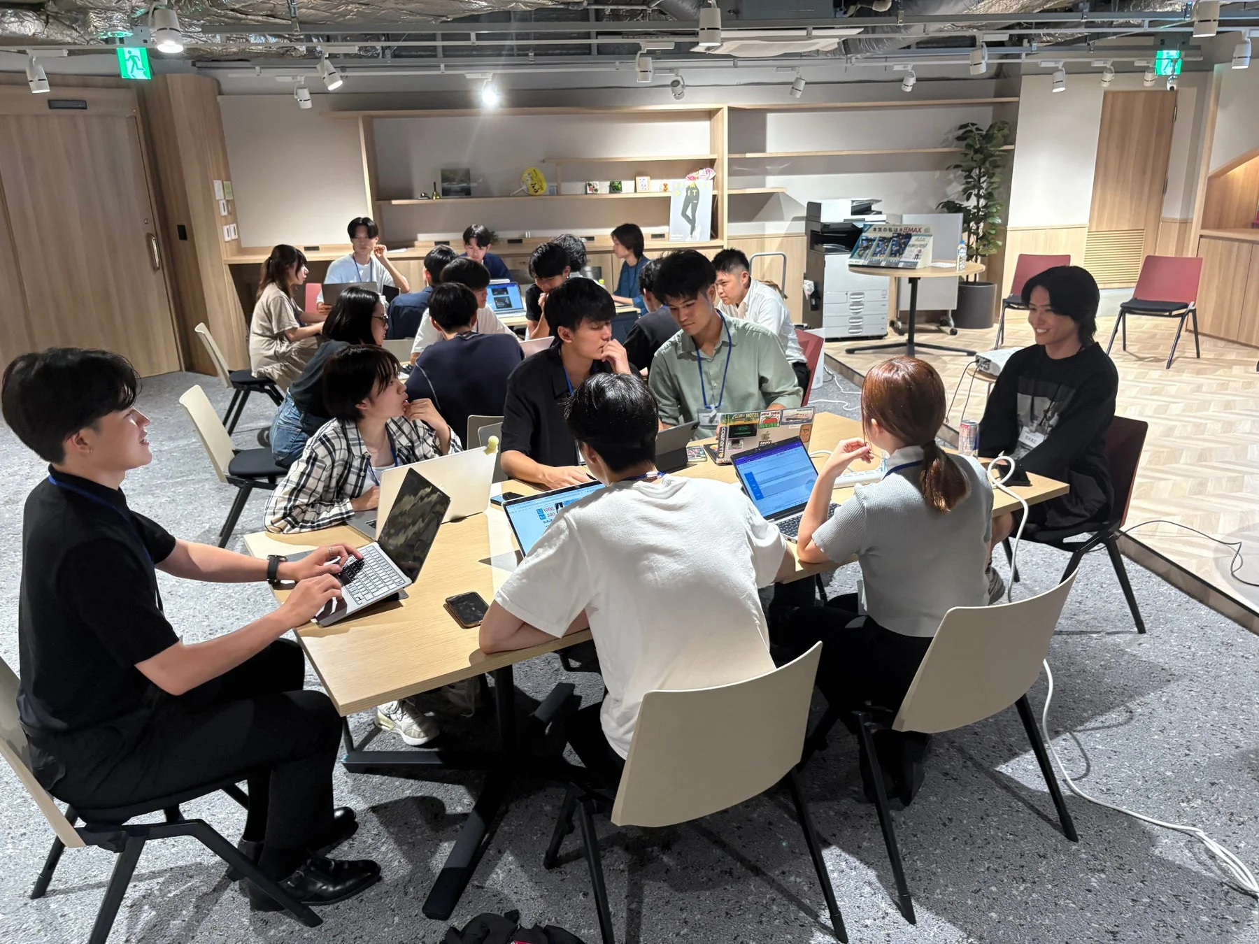 コワーキングスペースで作業する若者
