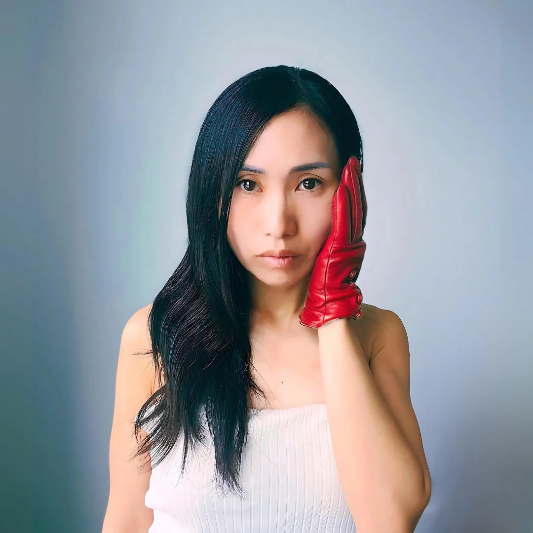 白いチューブトップを着た黒髪の女性