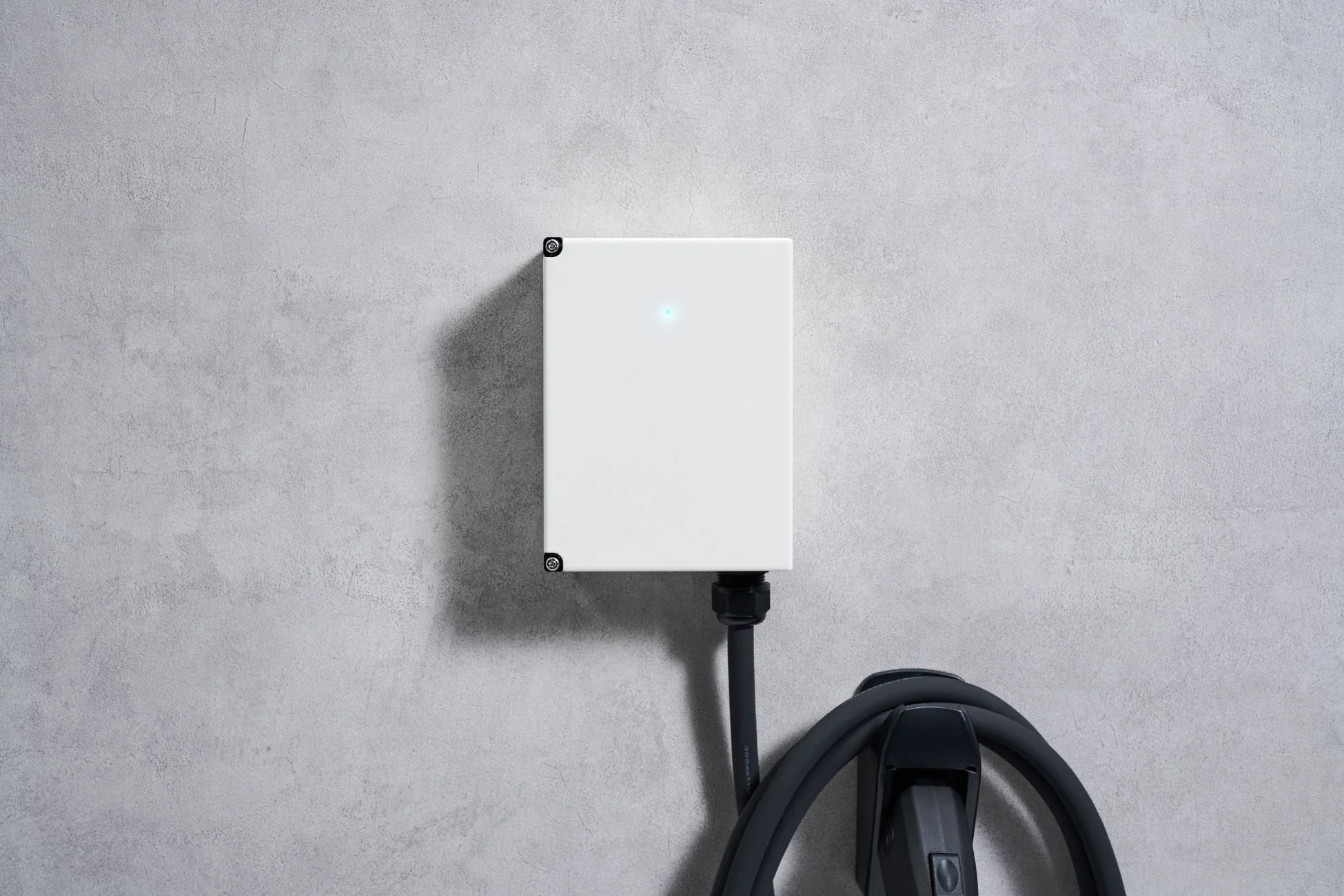コンクリートの壁に設置された白いEV充電器