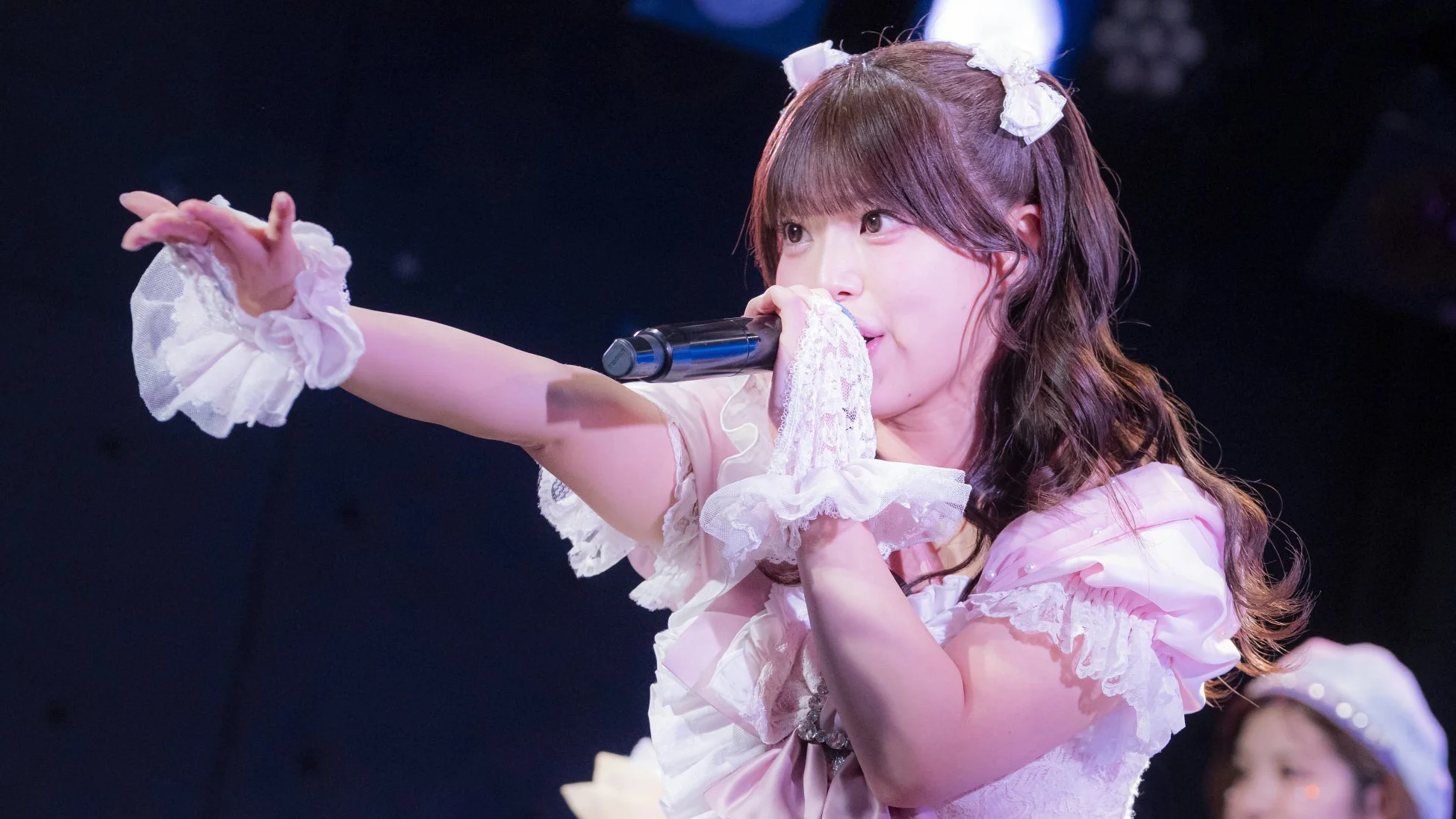 ステージで歌唱するToi Toi Toiのメンバー