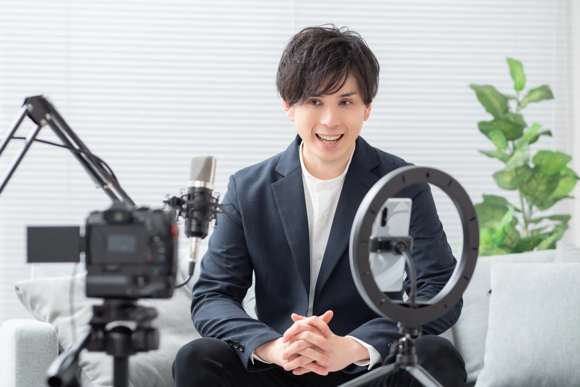 動画撮影・ライブ配信を行う男性