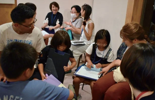 屋内でワークショップに参加する子供たちと大人たち
