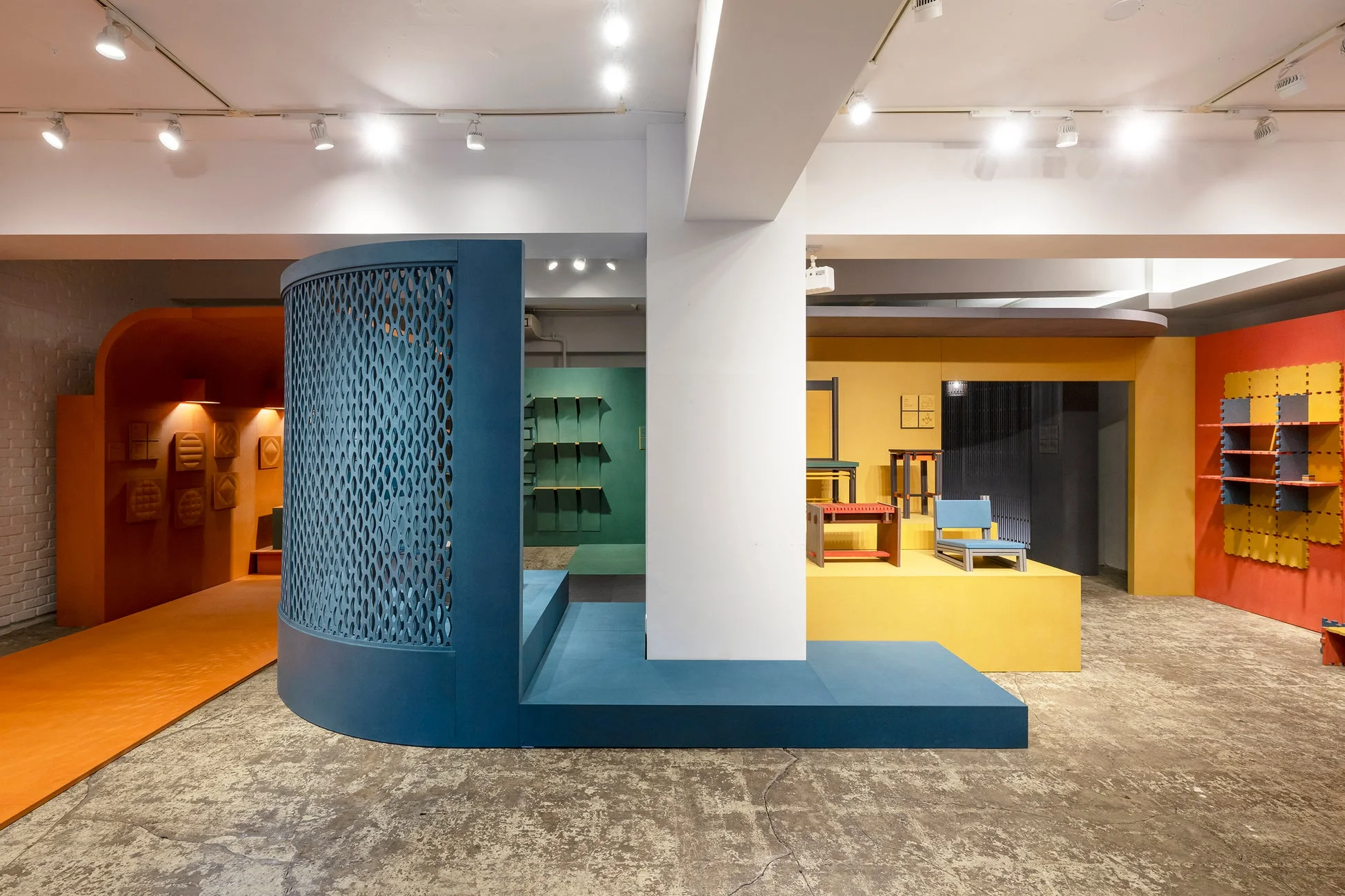 カラフルな展示空間