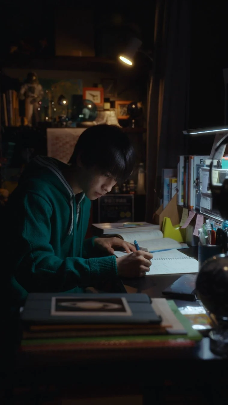 夜遅くまで勉強する様子