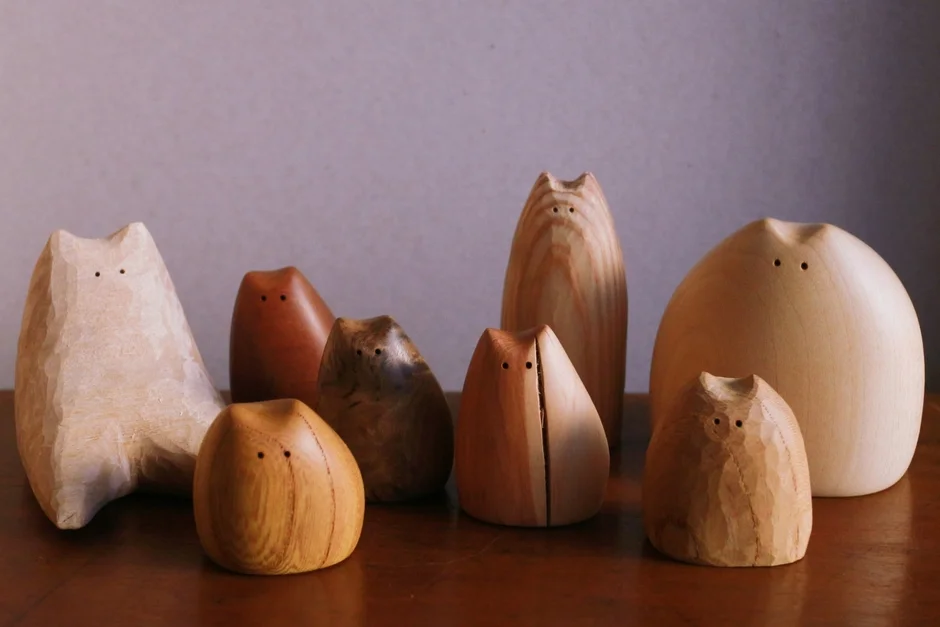 木彫り,猫,置物,木製,アート,ハンドメイド,インテリア,動物,素朴,かわいい,複数,ブラウン,ベージュ,ナチュラル