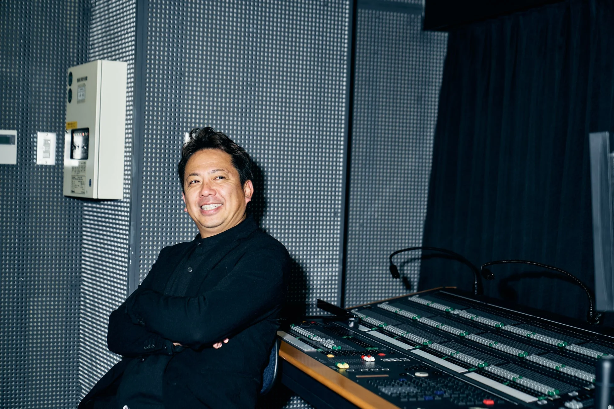 男性,笑顔,スタジオ,レコーディングスタジオ,ミキシングコンソール,音響機器,音楽プロデューサー,エンジニア