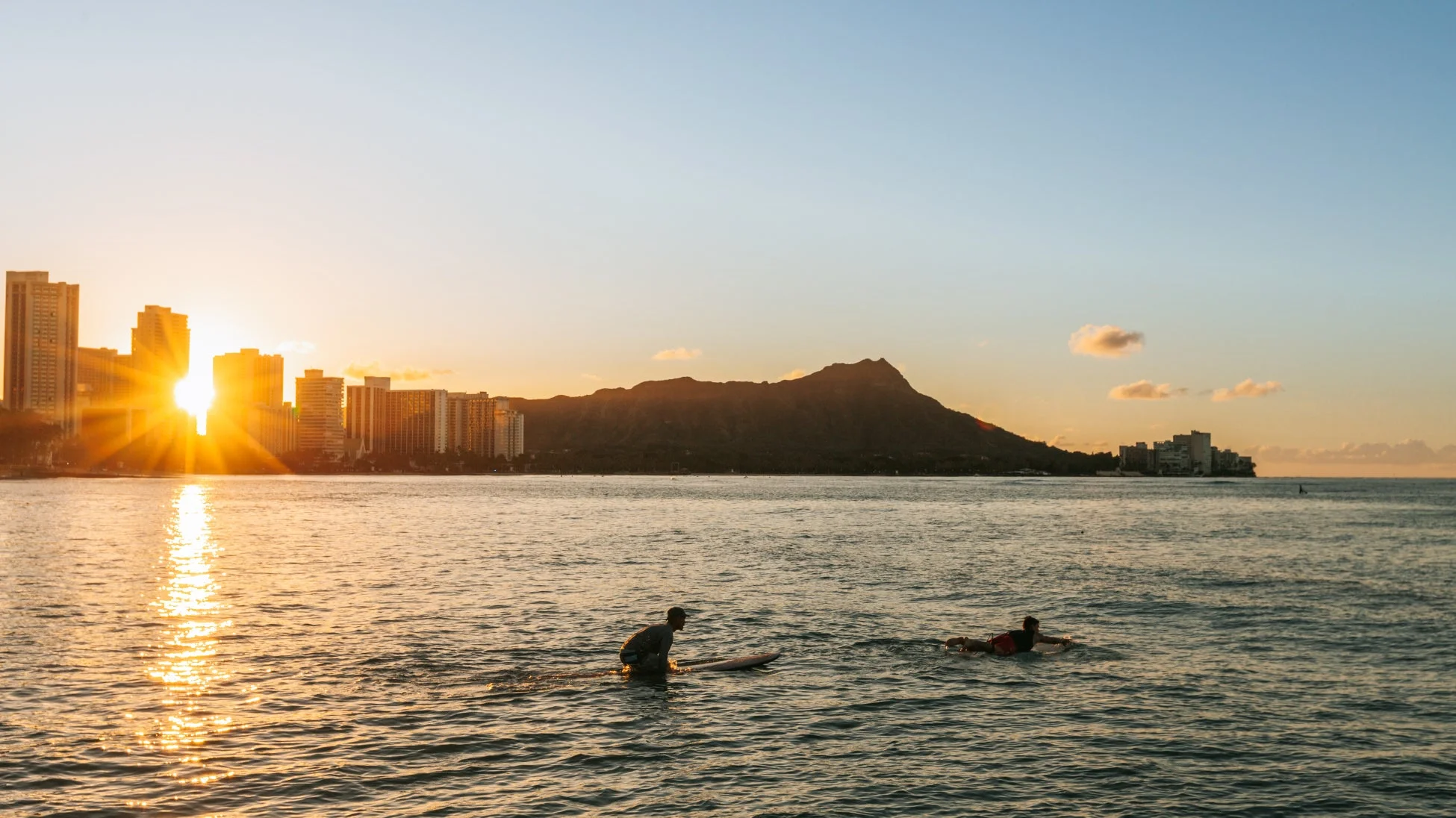 ハワイの夕焼けとサーフィン