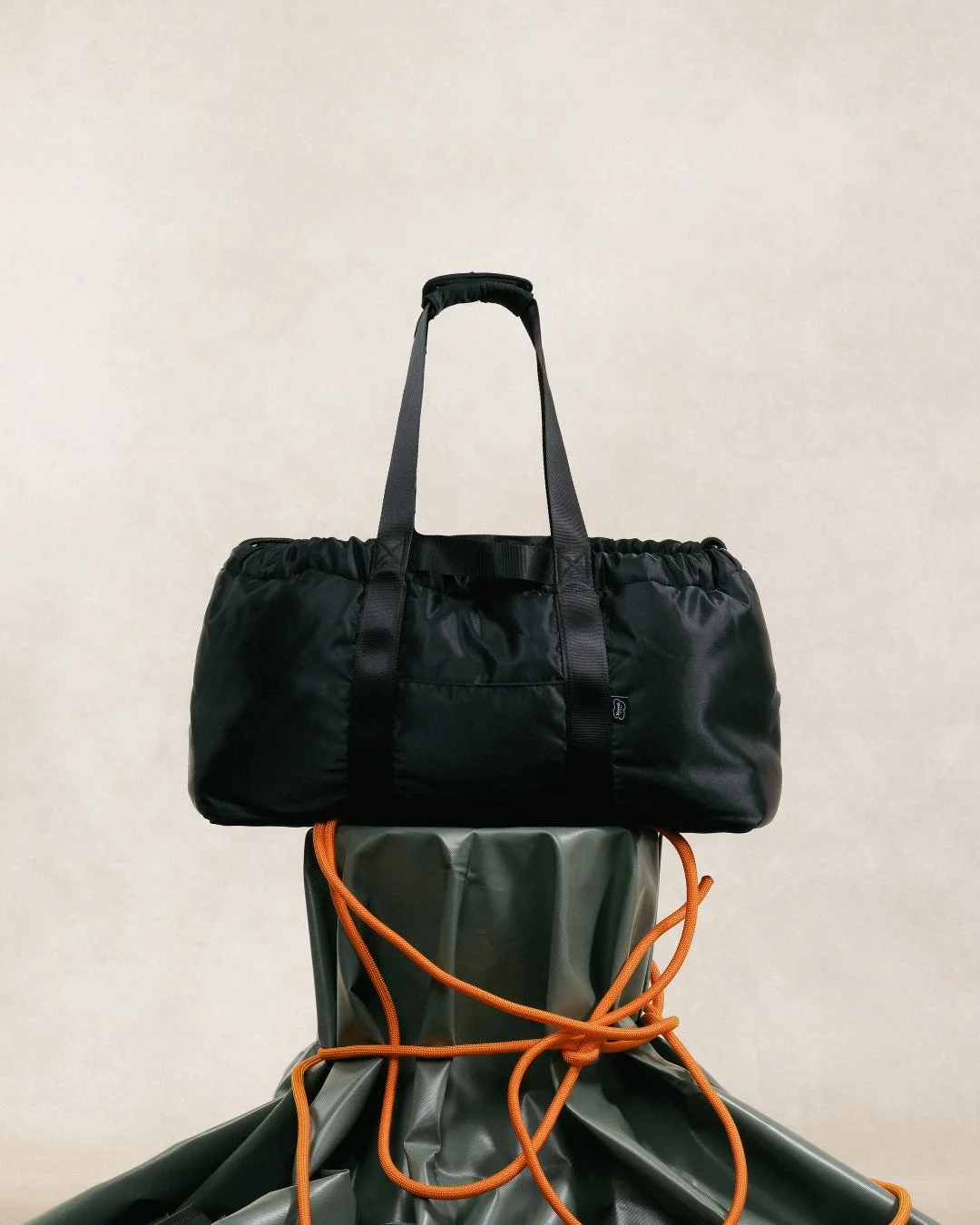 黒いボストンバッグ