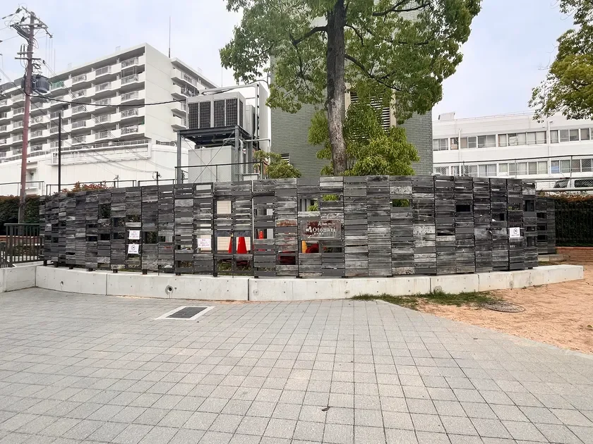 穴だらけの板張りの外壁 元々は全面に板が貼られていた。