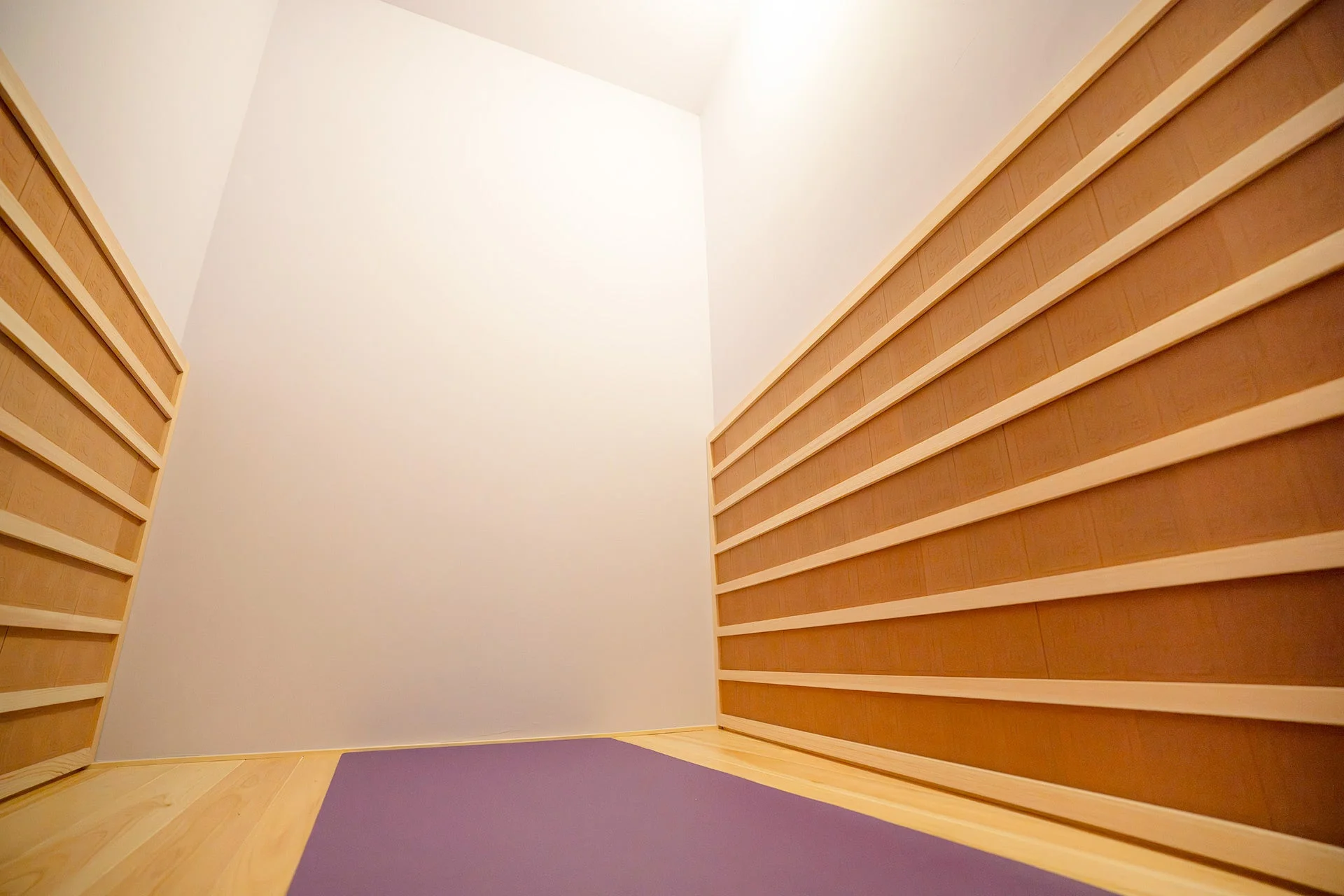 ヨガマットが敷かれたリラックス空間