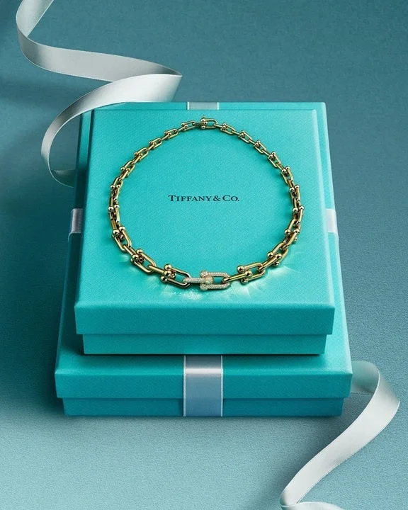 ティファニーのギフトボックスとジュエリー