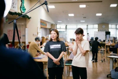 介護施設でインタビューを受ける女性たち