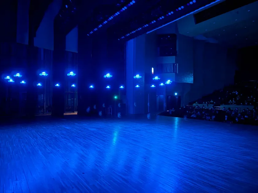 屋内ドローンショーの様子