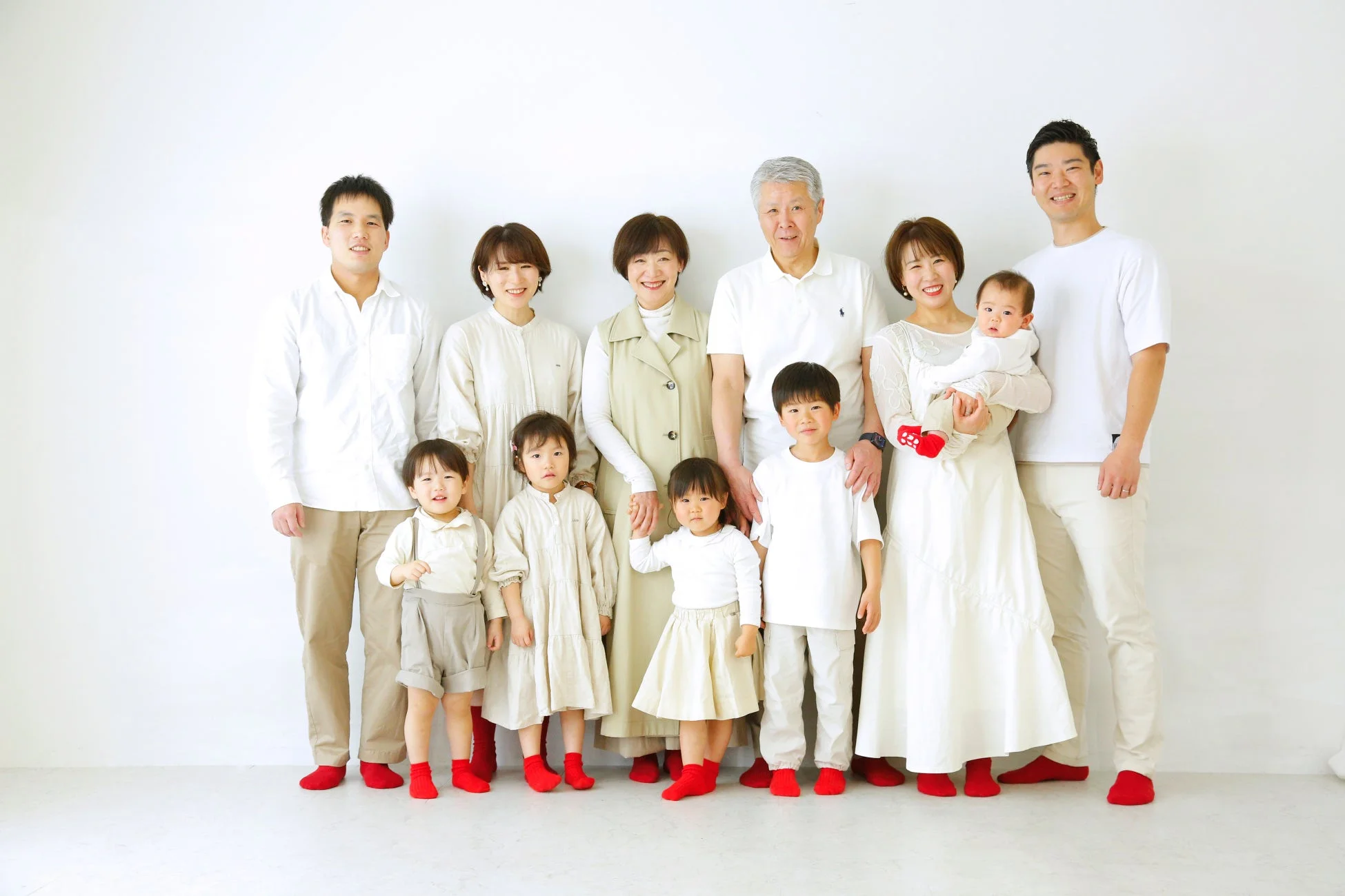 笑顔でポーズをとる3世代の大家族