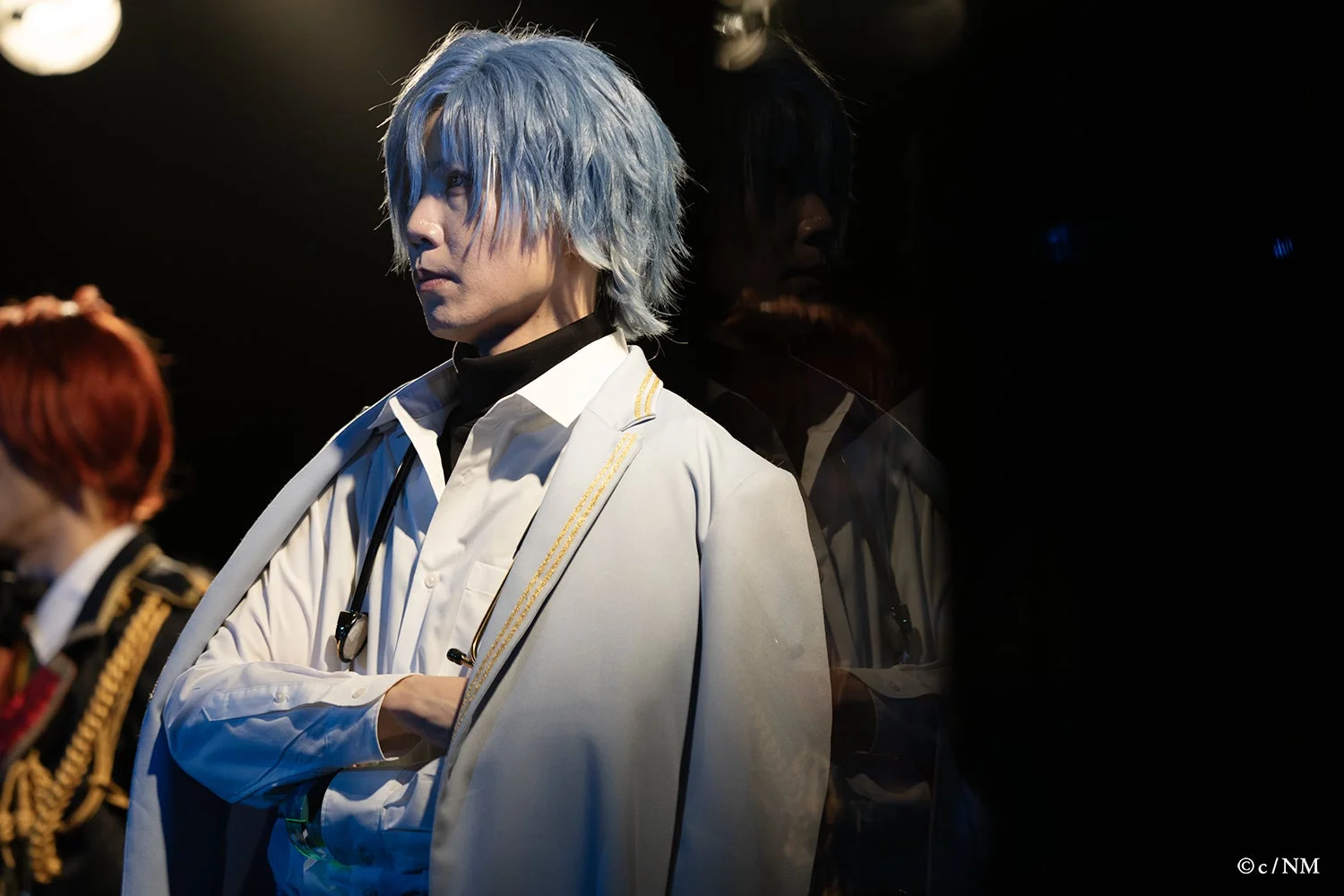 ステージに立つ魔法使い役のキャストたち