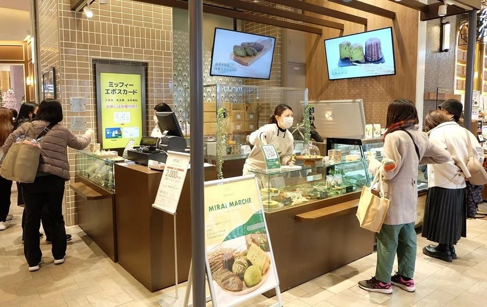 マルシェの店内で商品を見る買い物客の様子