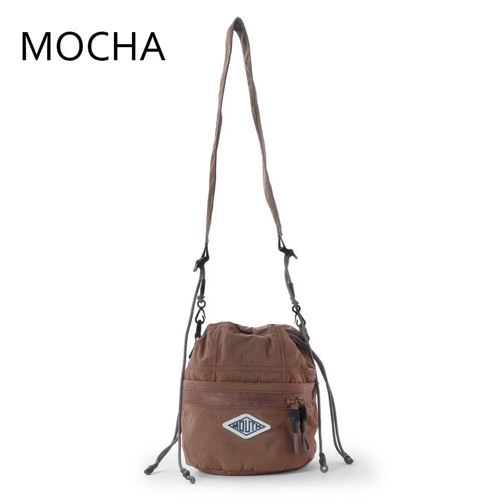 モカブラウンの巾着型ショルダーバッグ