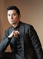 ダークスーツを着た日本人男性のポートレート